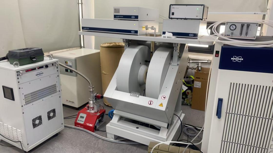 Electron Paramagnetic Resonance Spectrometer